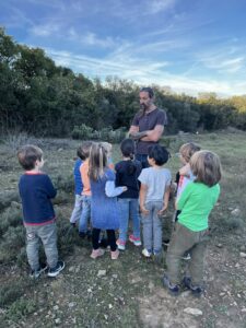 avec un groupe d'enfants